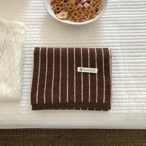 Gemütlicher brauner gestreifter Strickschal für Damen, warmer Winter-Halswärmer im Retro-Stil.