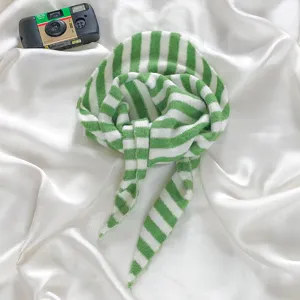 Groen met witte gestreepte gebreide driehoekige sjaal, gezellige winterwarme halsdoek modeaccessoire.