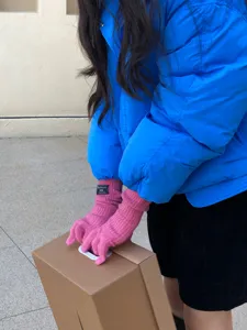 Detailansicht der rosafarbenen Damen Winter Wollstrickhandschuhe, warm und touchscreenfähig.