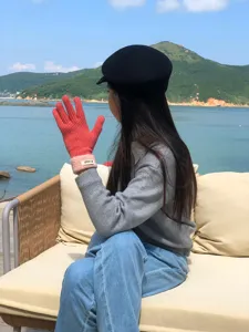 Modische rote Damen-Strickhandschuhe mit flauschigen Plueschbündchen, warme Winterhandschuhe.