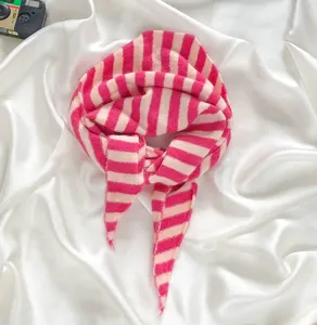 Roze witte gestreepte gebreide driehoekige sjaal, zachte warme halsdoek voor herfst winter.