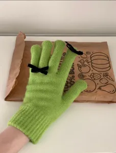 Grüne Strickhandschuhe Detail mit süßen schwarzen Schleifen, weiche Woll Winterhandschuhe.