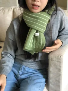 Grüner gestrickter Schal mit Streifen für Damen, kuschelig warm im Herbst und Winter, Retro.
