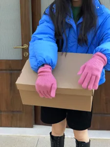 Nahaufnahme Detail von Damen einfarbigen Strick Touchscreen Handschuhen im Winter.