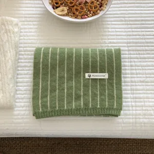 Grüner gestrickter Schal für Damen, warmer Winter-Halswärmer, retro und vielseitig.