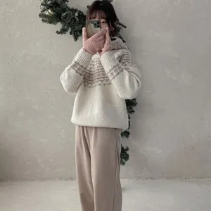 Winterwarme Strickhandschuhe Detailaufnahme mit weicher Textur im gemütlichen Stil.
