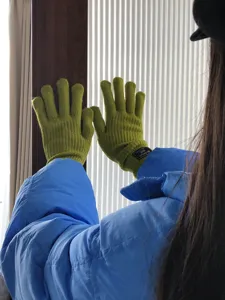 Grüne Strick-Touchscreen-Handschuhe Detailansicht, warmes Wollmaterial für Damen im Winter.