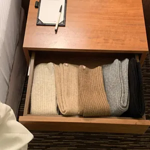 Wollen beenwarmers in lade detail, warme gezellige gebreide sokken in diverse kleuren.