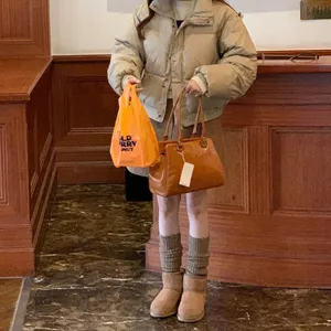 Gezellige bruine wollen beenwarmers voor vrouwen, winter thermische sokken laarzen.