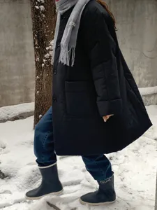 Detailansicht eines klassischen Retro-Karo-Wollfransienschals im winterlichen Streetstyle.