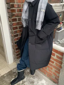 Detailansicht eines kuscheligen grauen Karowollschals, ideal fur Herbst und Winter.