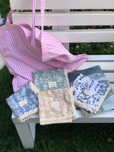 Dettaglio foulard quadrato floreale in cotone lino con pizzo, stile moda primavera.