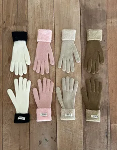 Gedetailleerd overzicht van warme gebreide winterhandschoenen in diverse effen kleuren met pluche.
