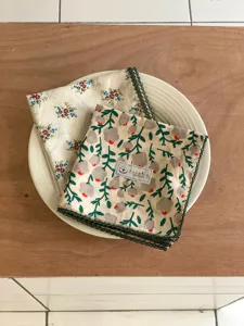 Nahaufnahme Detail gefaltetes florales Baumwoll Leinen Kopftuch mit laendlichem Muster.