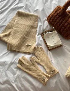 Joli ensemble écharpe et gants en tricot beige, doux accessoires chauds pour l'hiver.