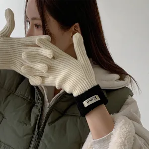 Comfortabele winter gebreide handschoenen voor dames van warme wolmix met stijlvol design.