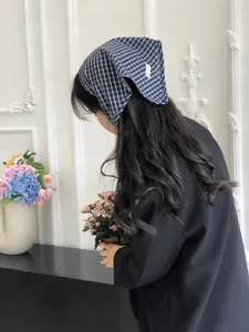 Detailansicht des blau-weißen Karo-Dreiecks-Kopftuchs, schickes Sommer-Haaraccessoire.