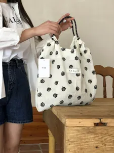 Modische Damen Tragetasche mit Blumenmuster, lässiger Stoffbeutel für Frühling und Sommer.