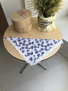 Baumwoll Dreiecktuch mit blauem Blumenmuster und weißer Spitzenborte im Sommer Look.