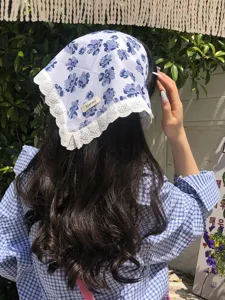 Detailaufnahme des floralen Baumwoll-Kopftuchs im Landhausstil mit feiner Spitzenborte.