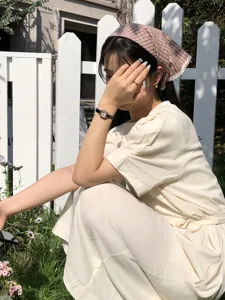Detailaufnahme eines japanischen Karo Baumwolle Leinen Kopftuchs für den Frühlingssommer.