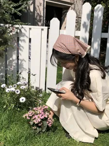 Nahaufnahme eines japanischen karierten Leinenkopftuchs mit zarter Spitzenborte fur den Sommerstil.