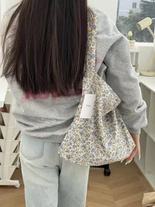 Detailansicht der floralen Canvas Schultertasche mit hohem Fassungsvermögen und Stil.