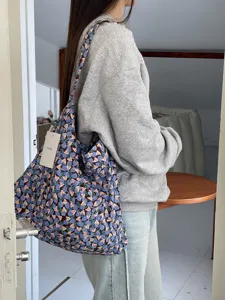 Modische japanische Blumen-Leinwand Umhängetasche mit großem Fassungsvermögen für den Alltag.