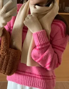 Ensemble écharpe et gants d'hiver en tricot douillet beige pour femme au quotidien.