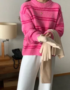 Pull d'hiver en tricot confortable avec un ensemble d'echarpe et gants assortis.