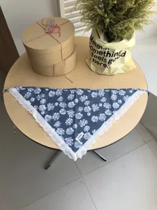 Blumiges Baumwoll-Dreieckstuch mit zarter weißer Spitzenborte, Vintage-Landhausstil für Damen.