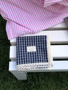 Dunkelblaue karierte Baumwoll-Leinen-Bandana mit feiner Spitzenkante und Stoffetikett.