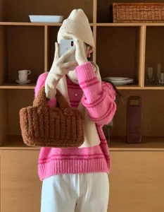 Ensemble trois pieces bonnet gants echarpe en tricot chaud d'hiver avec sac a main en peluche.