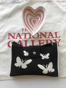 Borsa a tracolla in maglia nera e bianca stile coreano con grazioso motivo a farfalla e patta.