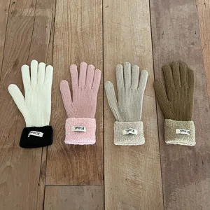 Gedetailleerde close-up van gezellige gebreide handschoenen met zachte pluche manchetten.