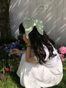 Grünes Karomuster Dreiecktuch Kopftuch Detail, sommerliches Accessoire für Damen.