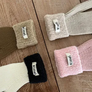 Gedetailleerd overzicht van gezellige gebreide winterhandschoenen met pluche boorden.