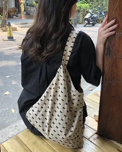 Japanischer Canvas-Umhängetasche mit süßem schwarzen Schleifenmuster, große Kapazität.