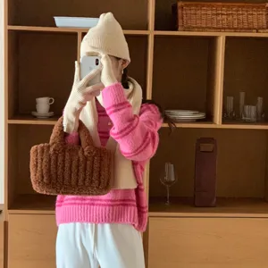 Ensemble bonnet gants écharpe tricot hiver, détail accessoire chaud pour le froid.