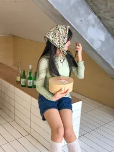 Blumiges Baumwoll-Leinen Dreiecktuch für Damen, pastorales grünes Bandana Haar-Accessoire.