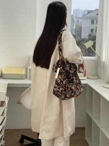 Japanische Cord Umhängetasche mit Blumenmuster, große lässige Tragetasche für den Alltag.