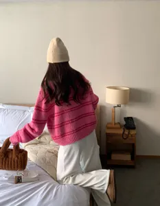 Bonnet en tricot douillet en gros plan, affichant une texture douce et un style hivernal.