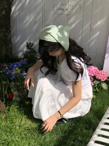 Grünes kariertes Dreiecktuch Sommer Sonnenschutz Haarband im schönen ländlichen Stil chic