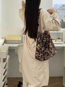 Kord-Schultertasche mit Blumenmuster Detailansicht weicher Stoff und grosser Stauraum.