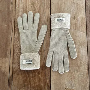 Gedetailleerd overzicht van dames gebreide winterhandschoenen, effen kleur, warm met pluche boorden.