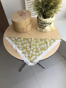 Vintage Blumen Baumwolle Dreiecktuch Sommer ländlicher Stil mit feiner Spitze Rand Kopftuch.