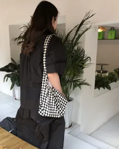 Schwarz-weiße karierte Canvas-Umhängetasche, große lässige Hobo-Tasche für Damen.