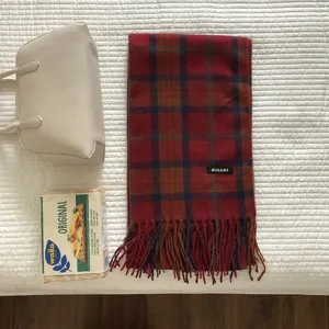 Roter karierter Winterschal mit Fransen, weiches warmes Vintage-Karomuster für Damen und Herren.