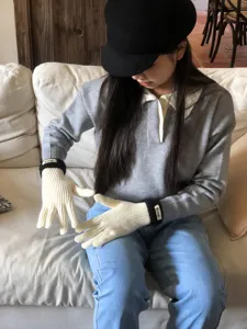 Detailansicht der kuscheligen Touchscreen-Strickhandschuhe mit Kontrastbündchen.