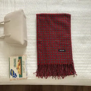 Roter Karo Winterschal für Damen, kuscheliges Quasten-Design, warme Karo Schals.